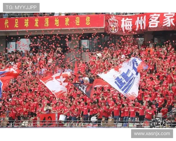 梅州客家队迎战强敌激烈对决展现足球风采与拼搏精神